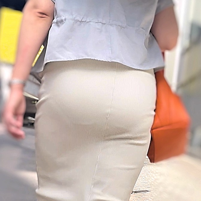デカ尻をバウンドさせる女！自慢のパッツン巨尻をムニュらせつつケツ肉をタプつかせて男を誘惑！ 下品なタイトスカートお姉さん編