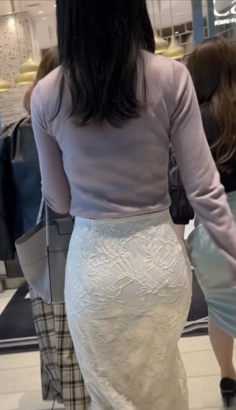 服装キレイめでこの透け感！くびれが凄いスタイルが良すぎる20代OLお姉さん